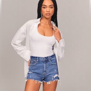 Abercrombie & Fitch The Mom Short High Rise Medium wash